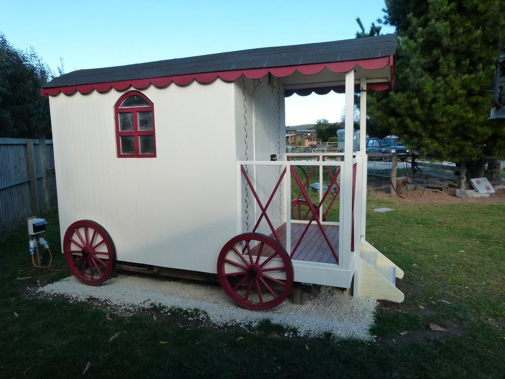 Wacky Stays - Unique Farm-Stay Glamping Rentals, Free Animal Feeding Tours Кайкоура Экстерьер фото
